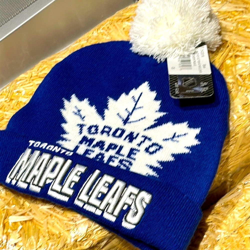 NWT Unisex Toronto Maple Leafs Heavy Unisex Beanie